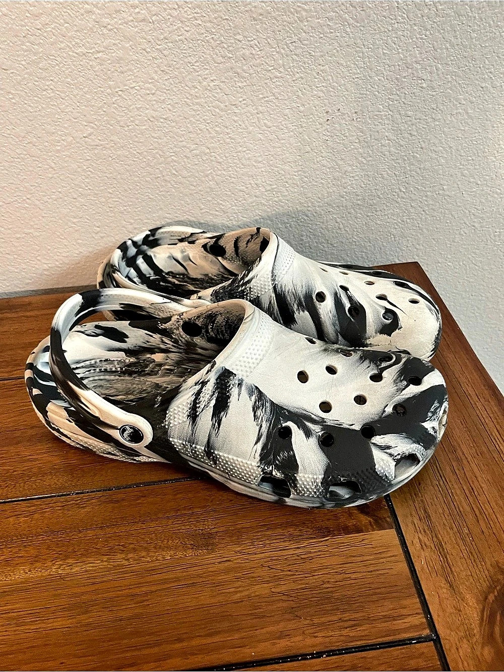 Crocs Classic Marbled Clog Black & White Unisex - Picture 2 of 4